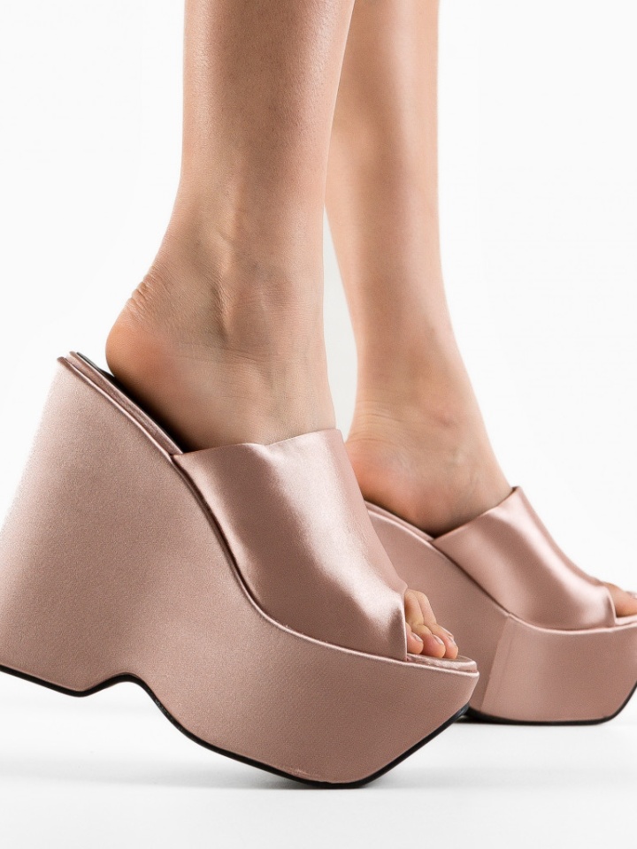 Saboti dama Kayleig Roz