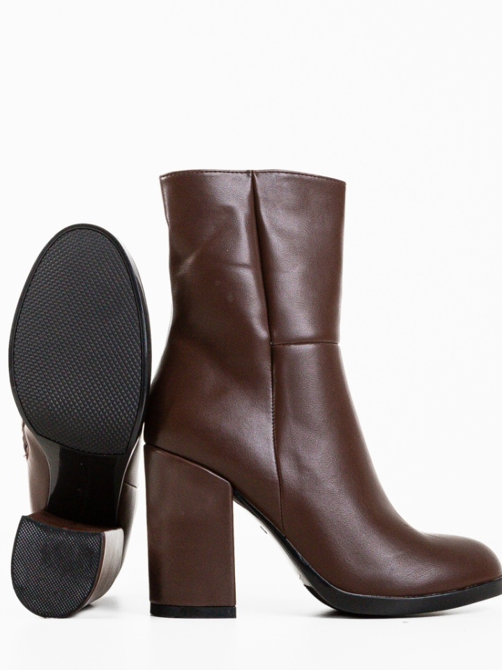 Botine dama Tshepo Camel