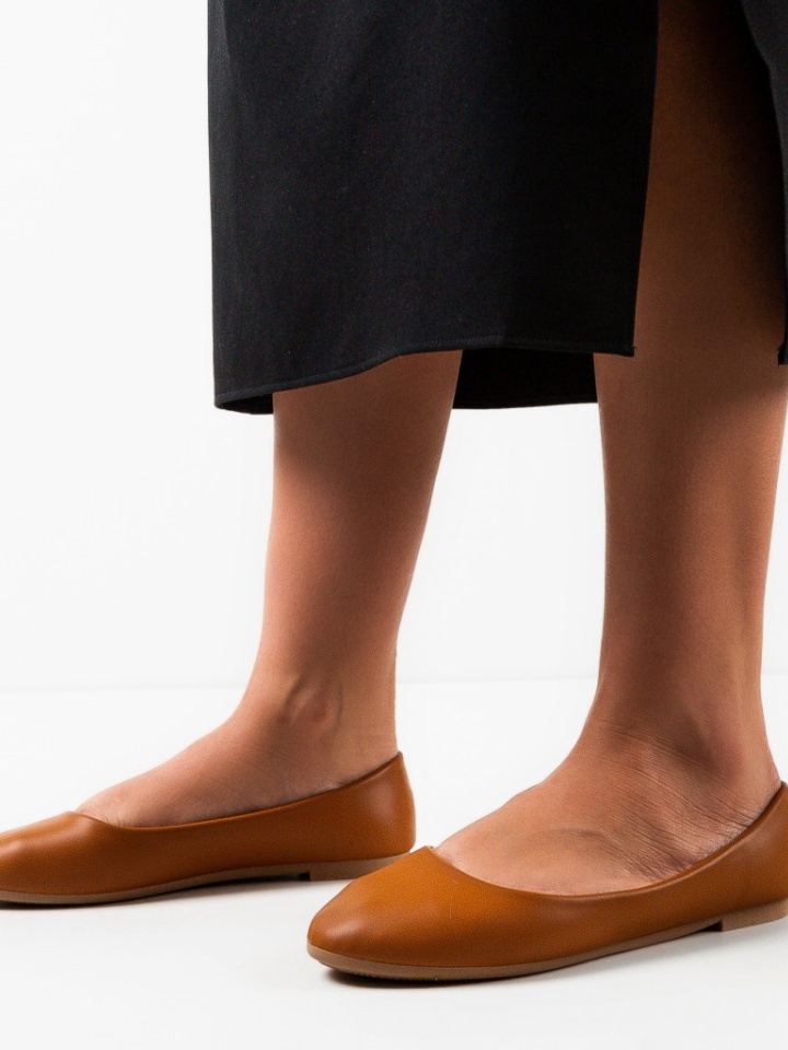 Balerini dama Aniya Bej