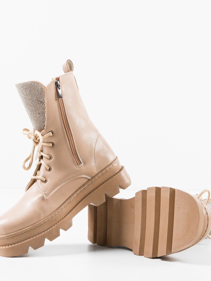 Ghete dama Lupy Nude