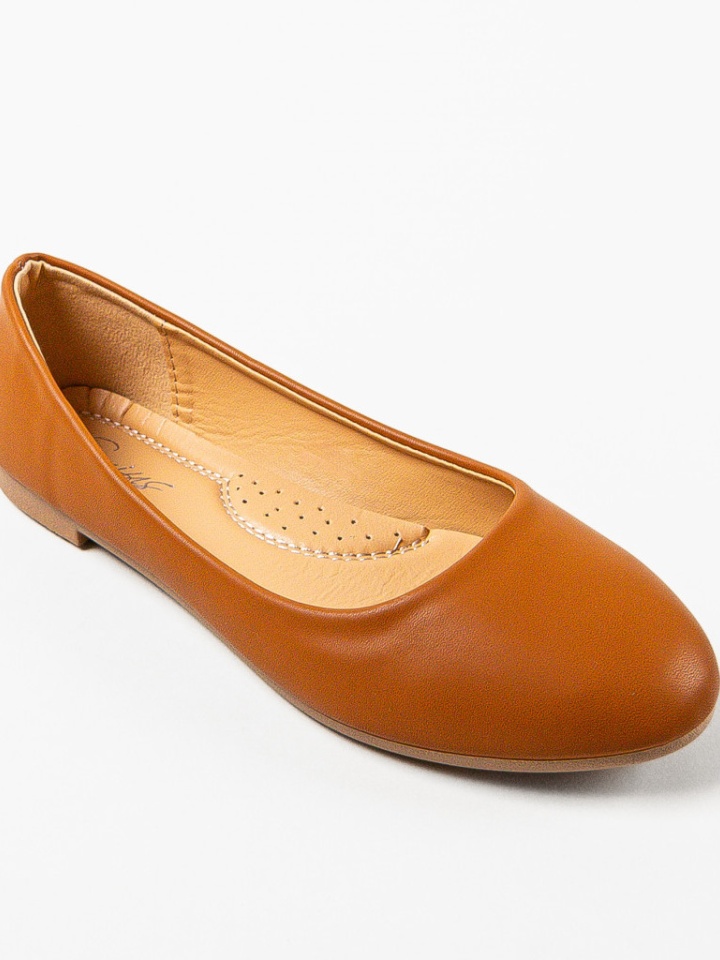 Balerini dama Aniya Bej