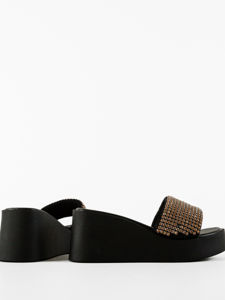 Saboti dama Cerbera Aurii