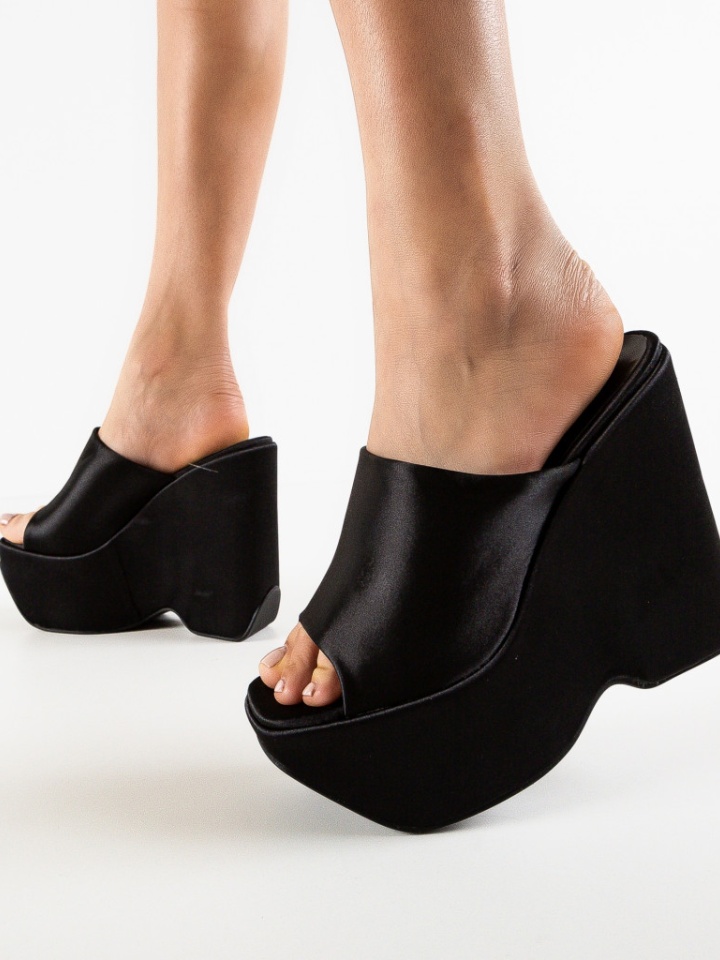 Saboti dama Kayleig Roz