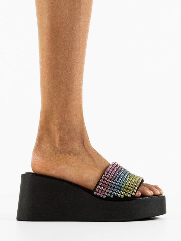 Saboti dama Cerbera Aurii