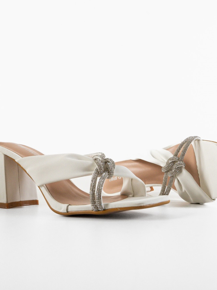 Saboti dama Sophea Bej