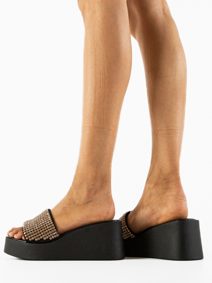 Saboti dama Cerbera Aurii