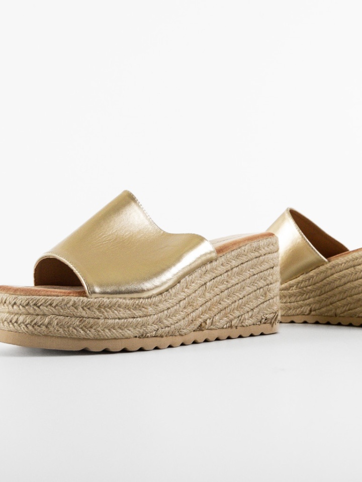 Saboti dama Fuku Negri