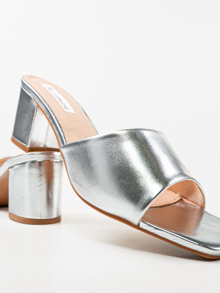 Saboti dama Coraline Negri