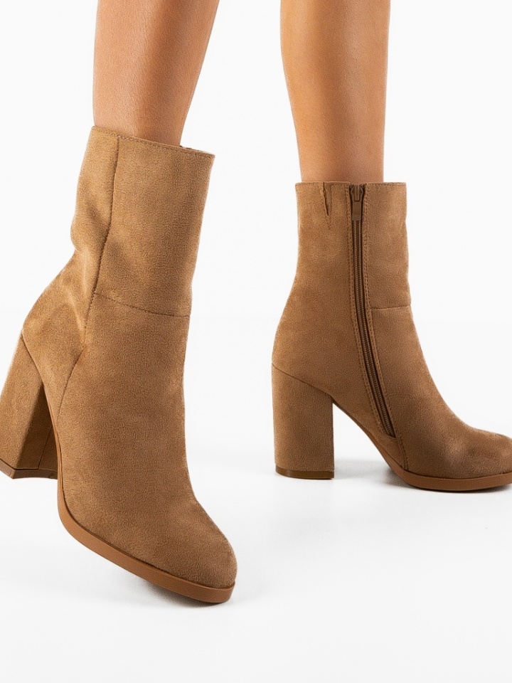 Botine dama Tshepo Camel