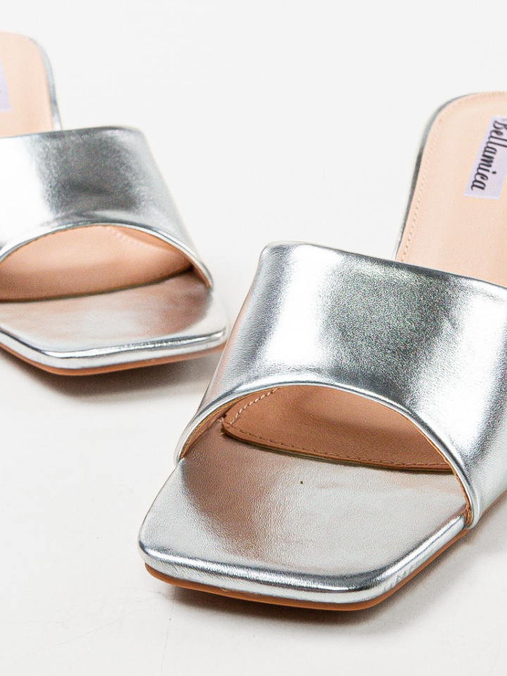 Saboti dama Coraline Negri