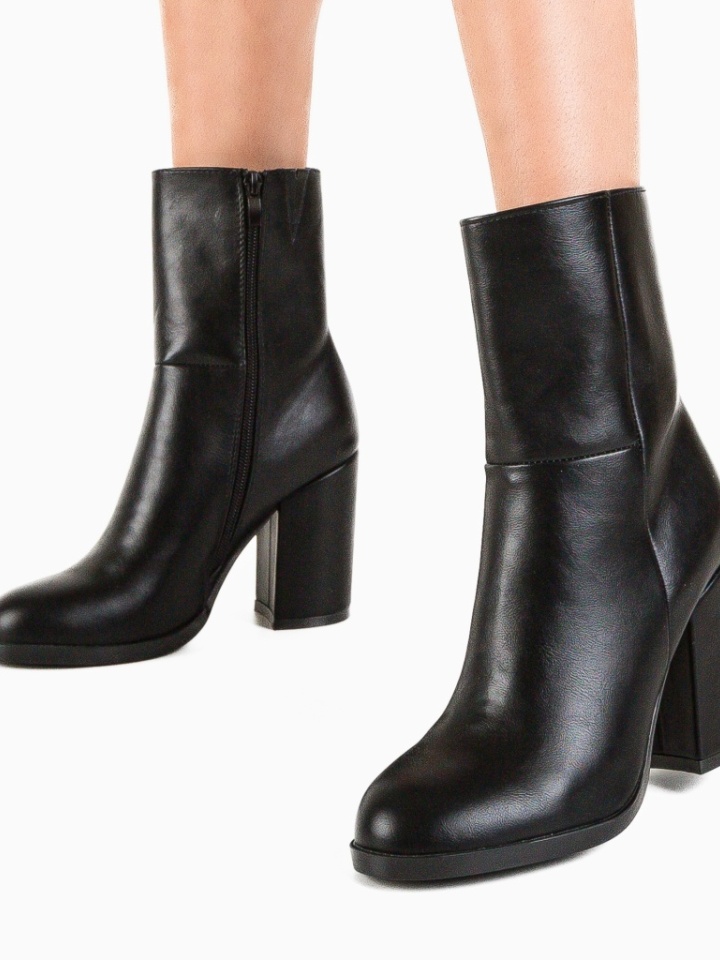 Botine dama Tshepo Camel