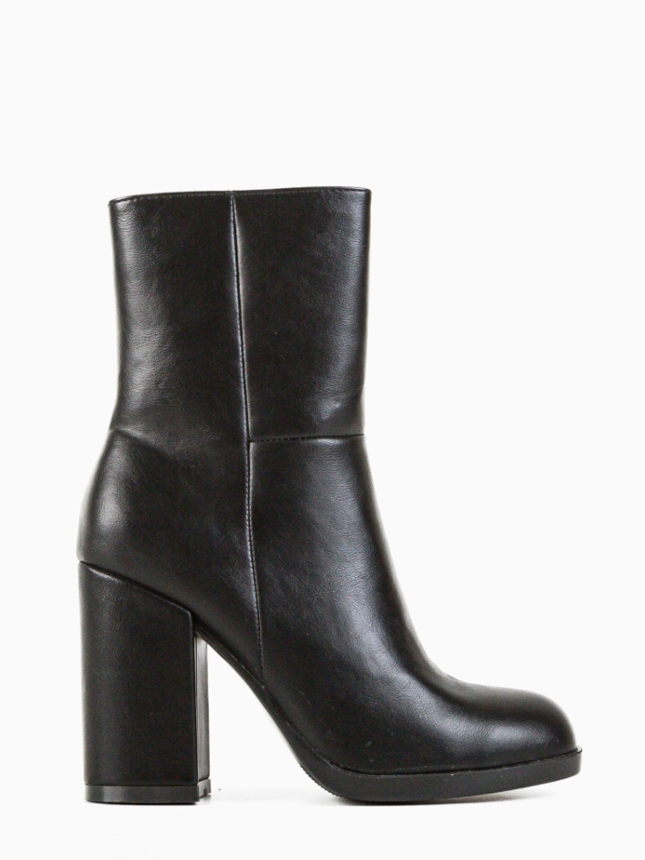 Botine dama Tshepo Camel