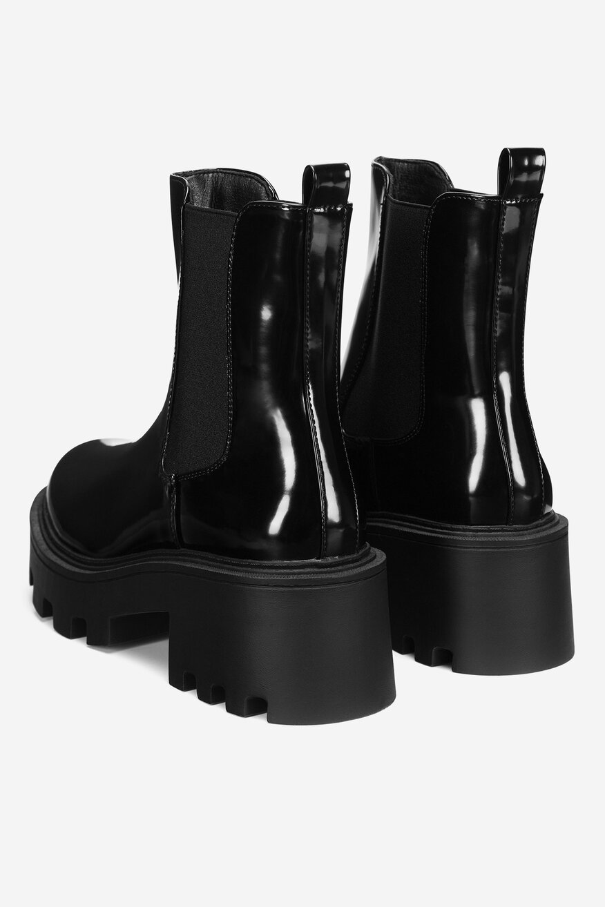 Botki na grubej podeszwie