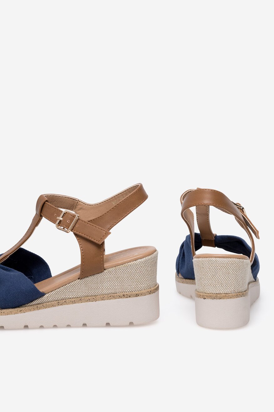 Sandały na koturnie