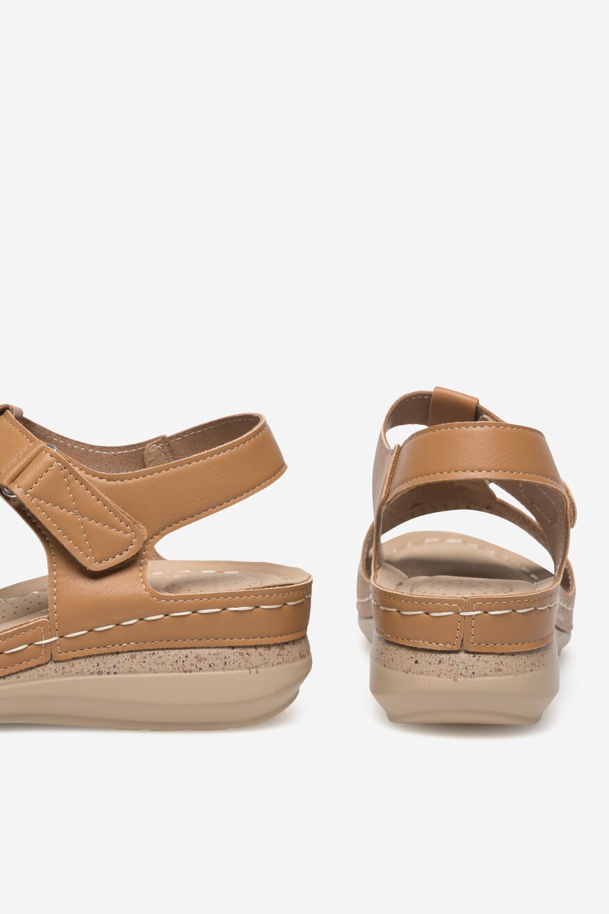 Sandały na koturnie