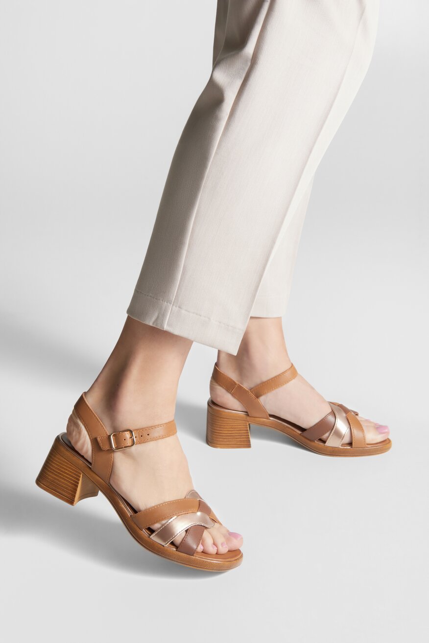 Sandały skórzane na obcasie