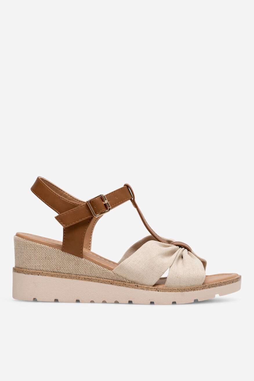 Sandały na koturnie