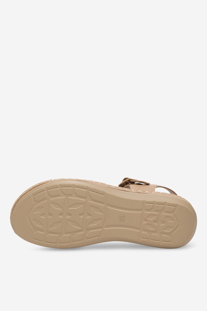 Sandały na koturnie