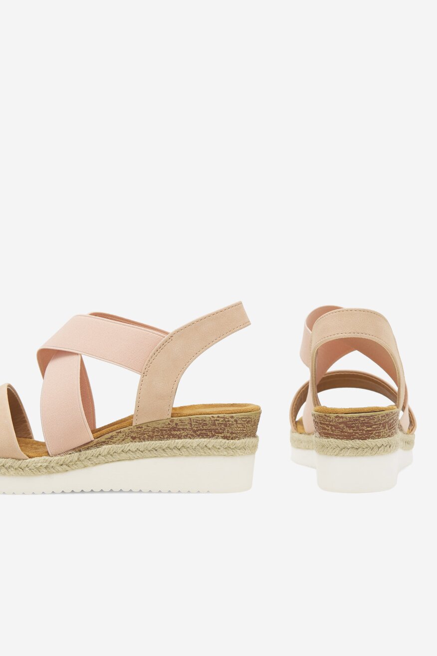 Sandały na koturnie