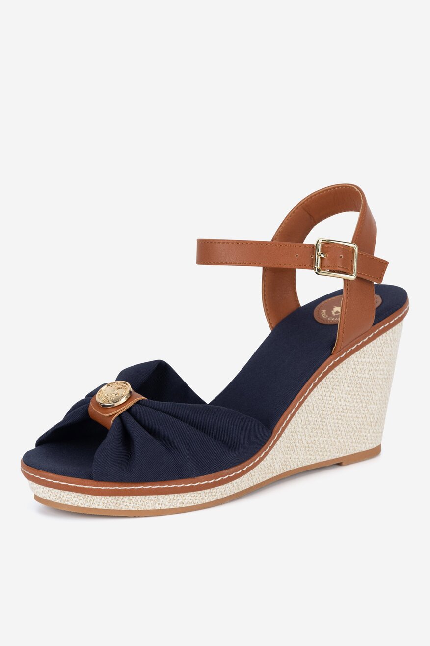 Sandały na koturnie