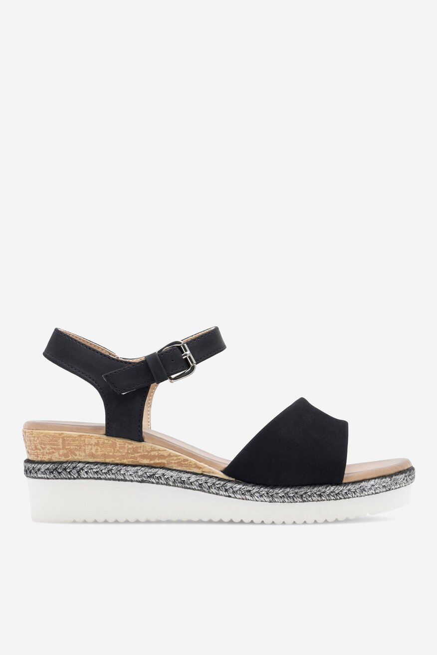 Sandały na koturnie