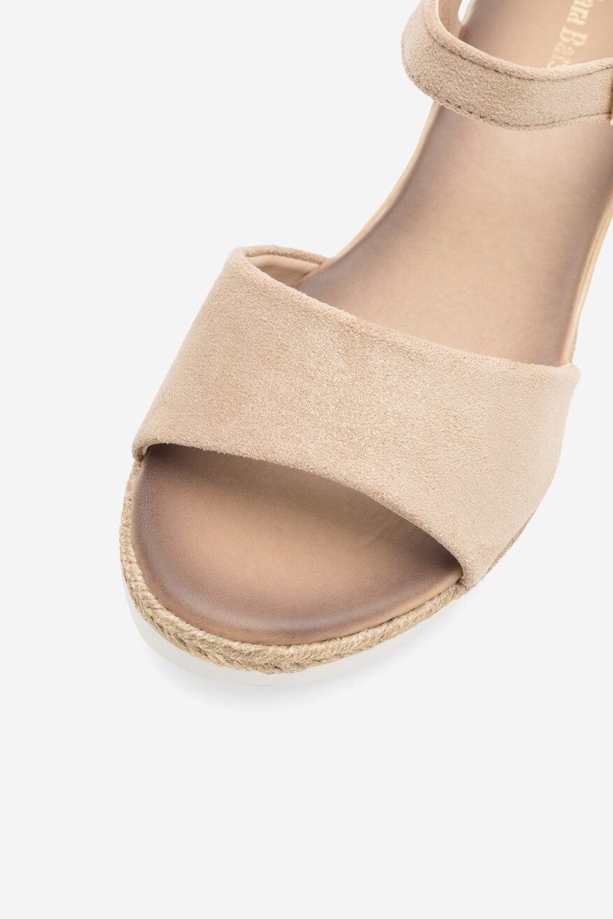 Sandały na koturnie