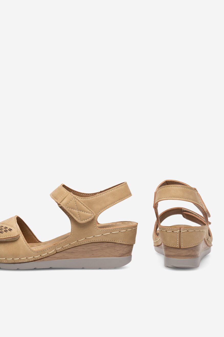 Sandały na koturnie