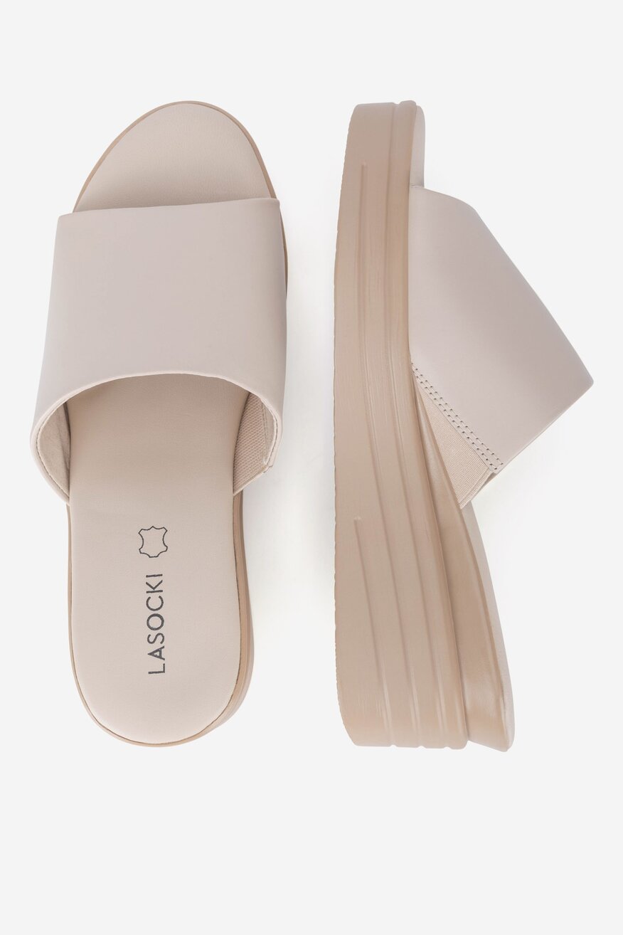 Klapki skórzane na koturnie