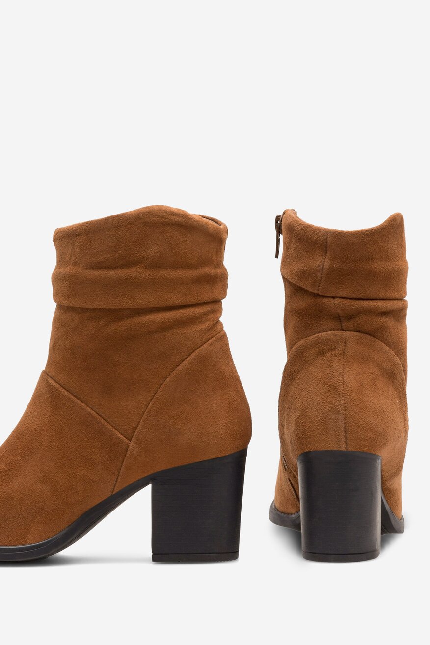 Botki skórzane na słupku