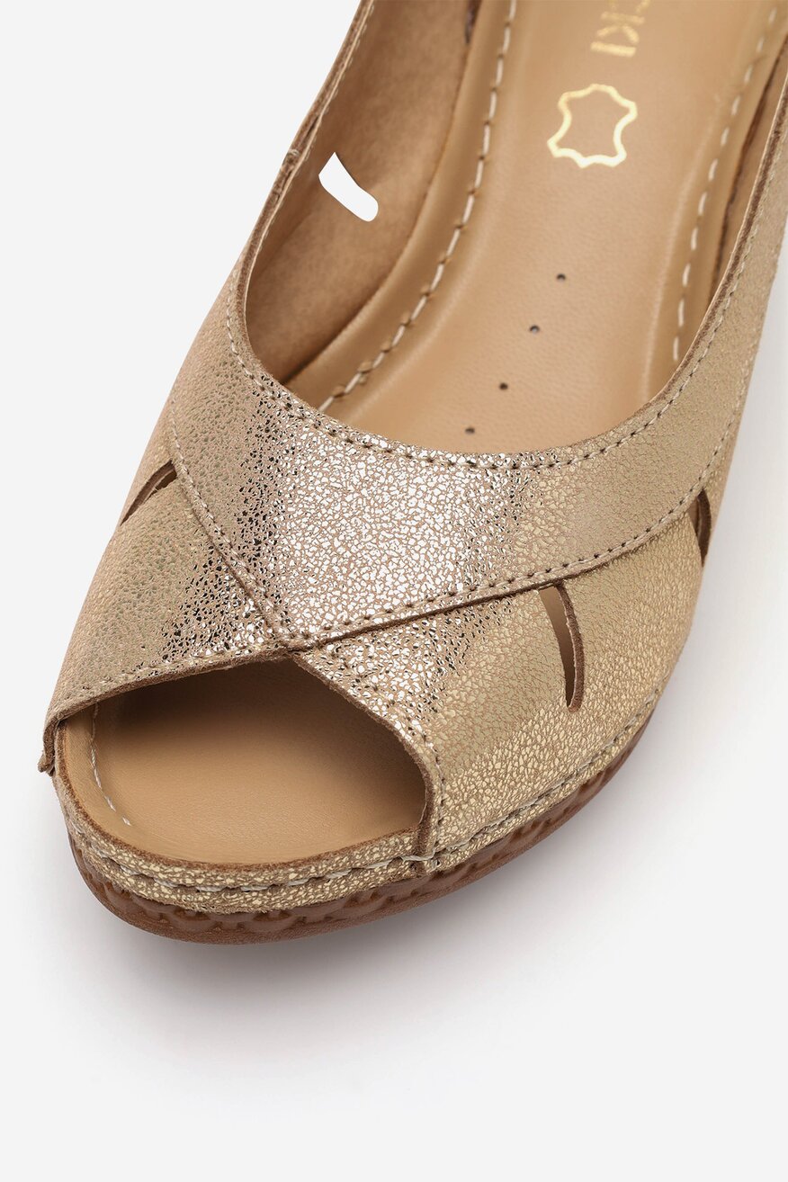 Sandały skórzane na koturnie