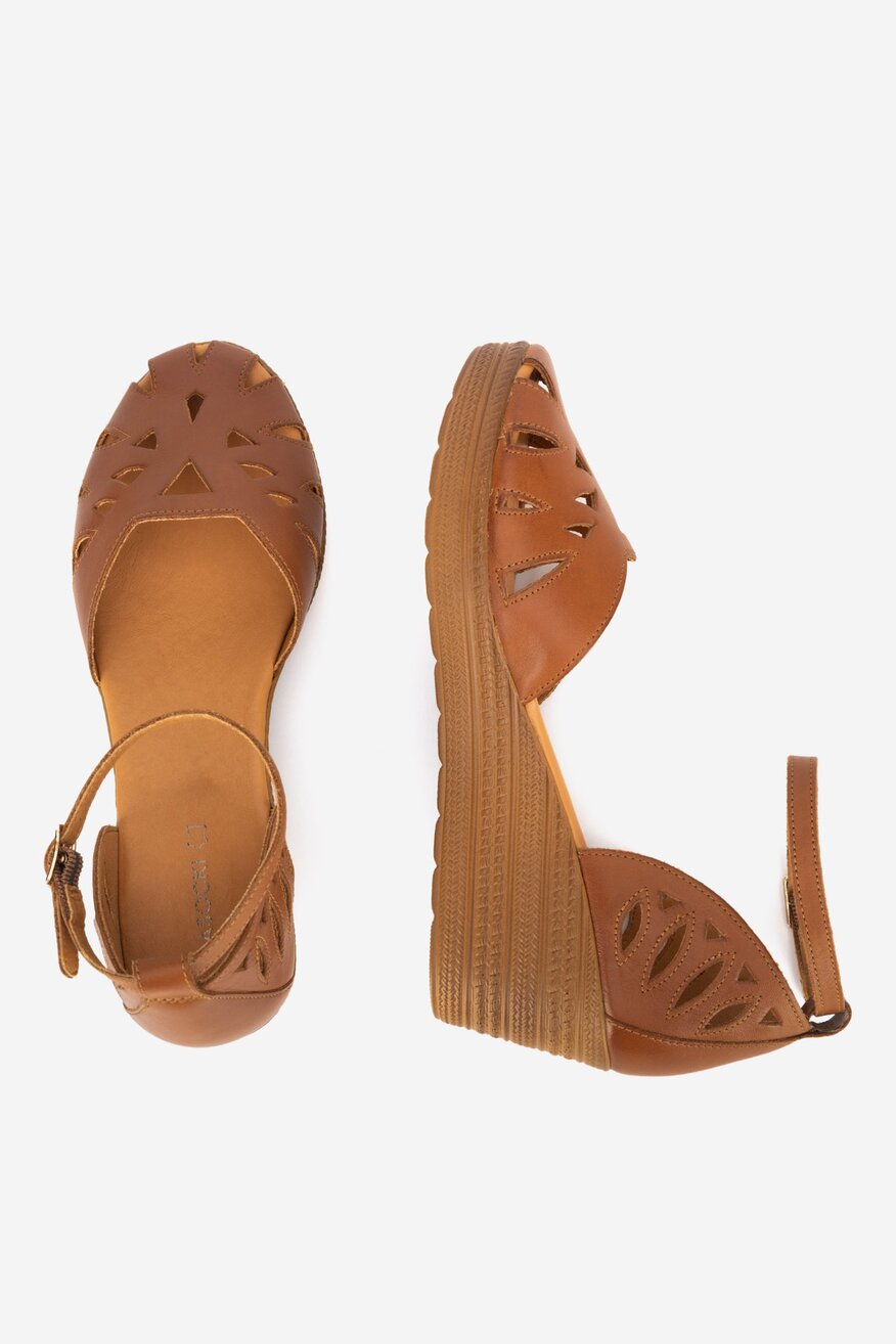 Sandały skórzane na koturnie