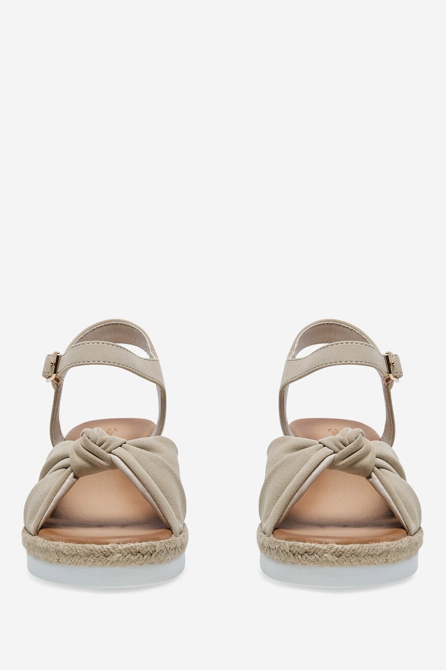 Sandały na koturnie