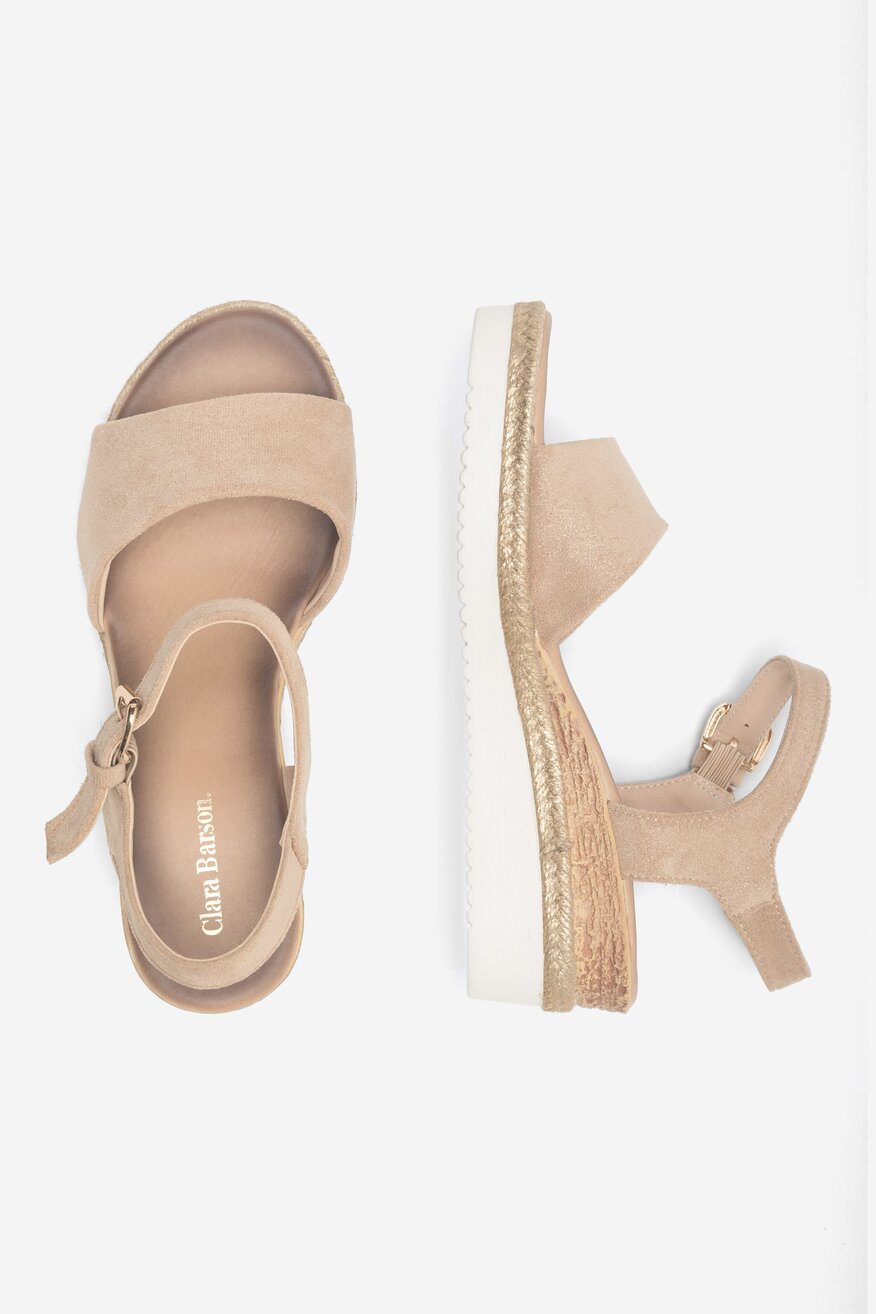 Sandały na koturnie