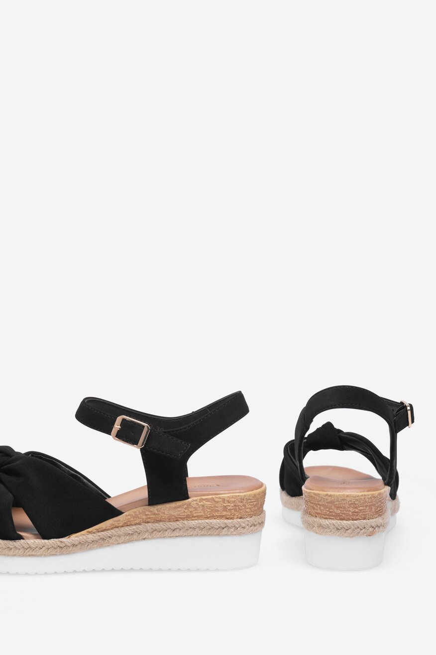 Sandały na koturnie