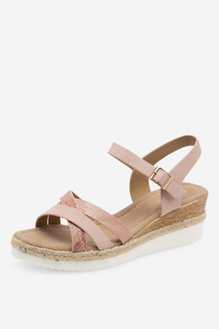 Sandały na koturnie