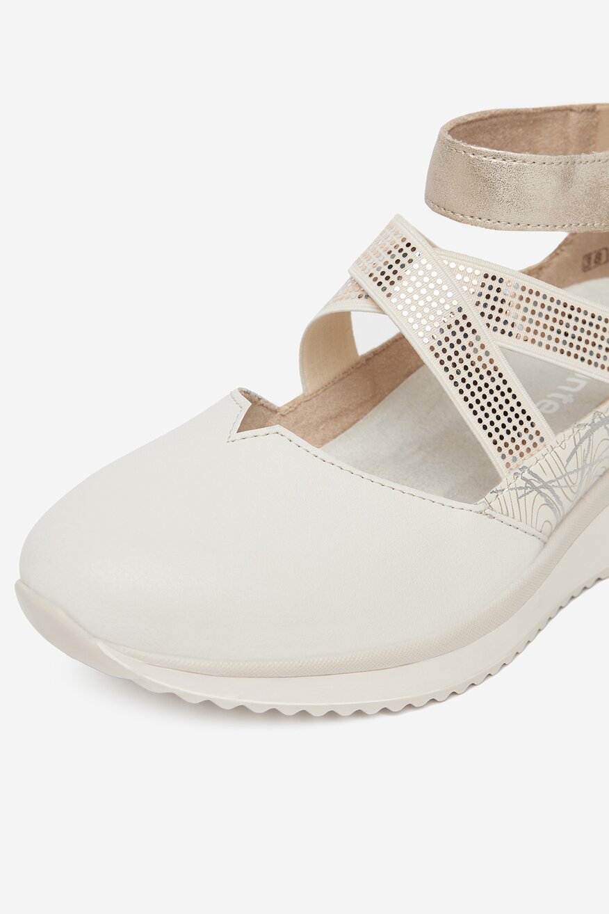 Sandały na koturnie