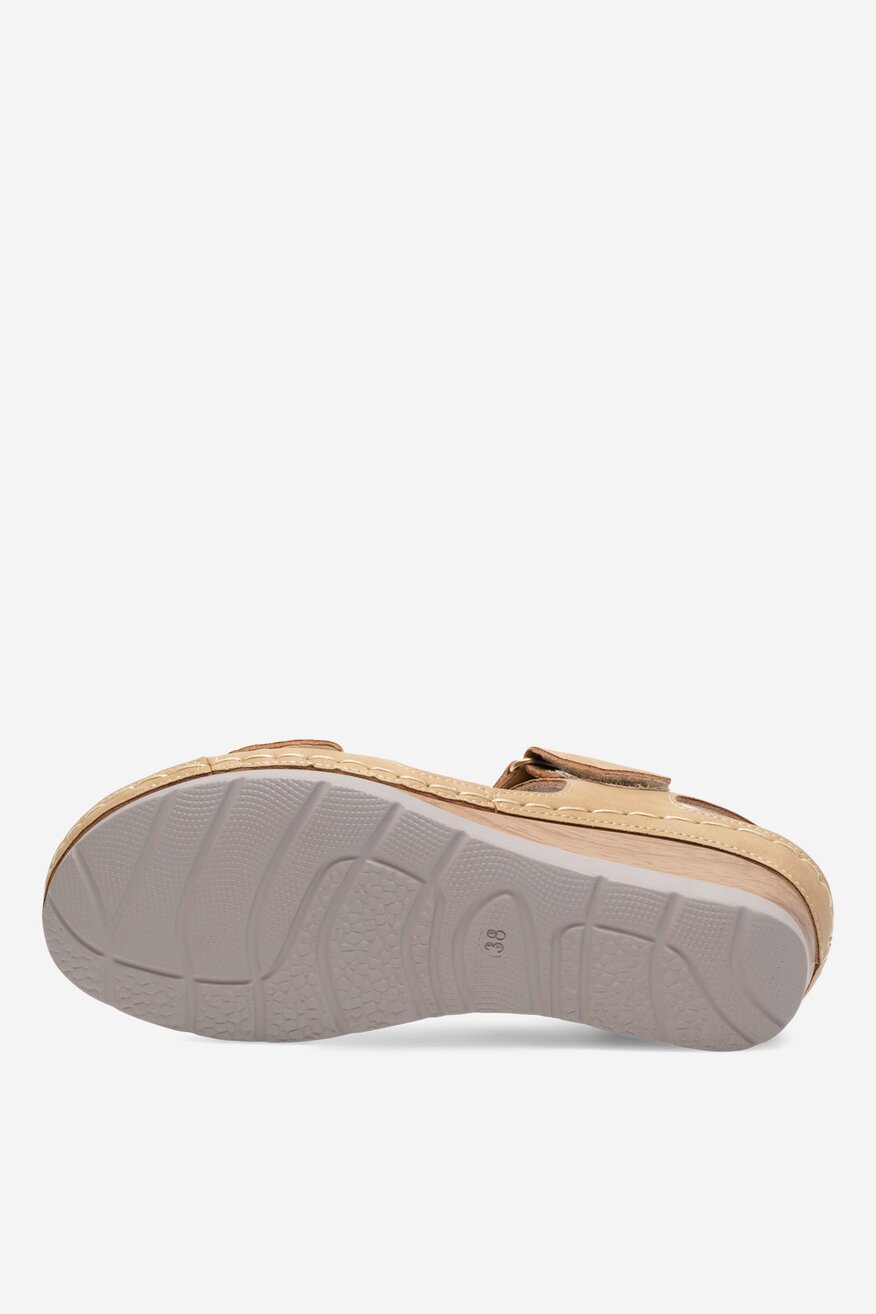 Sandały na koturnie