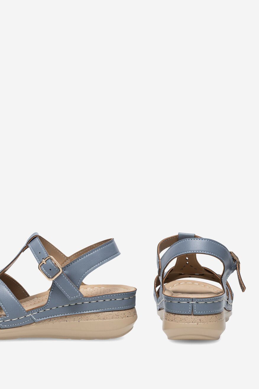 Sandały na koturnie