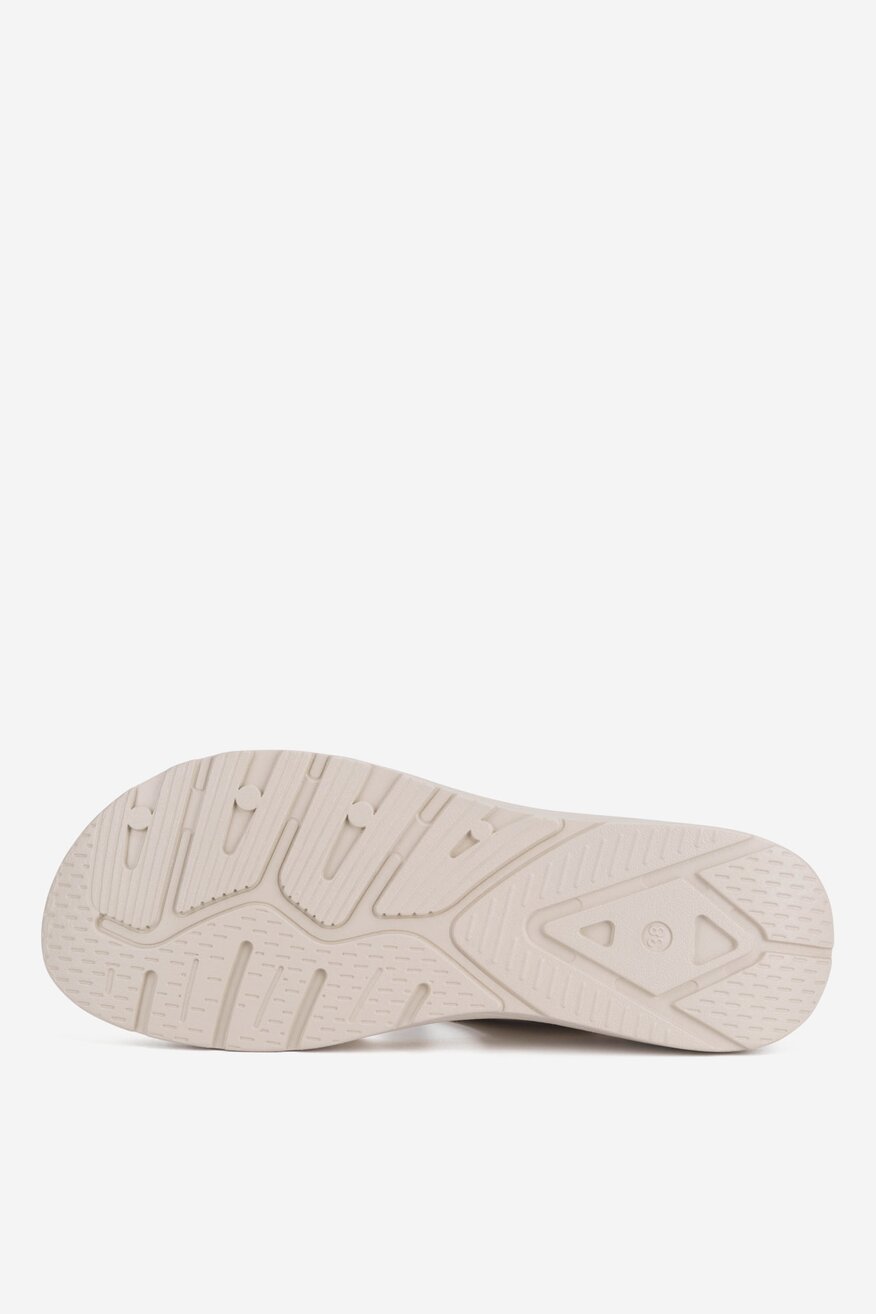 Sandały na koturnie