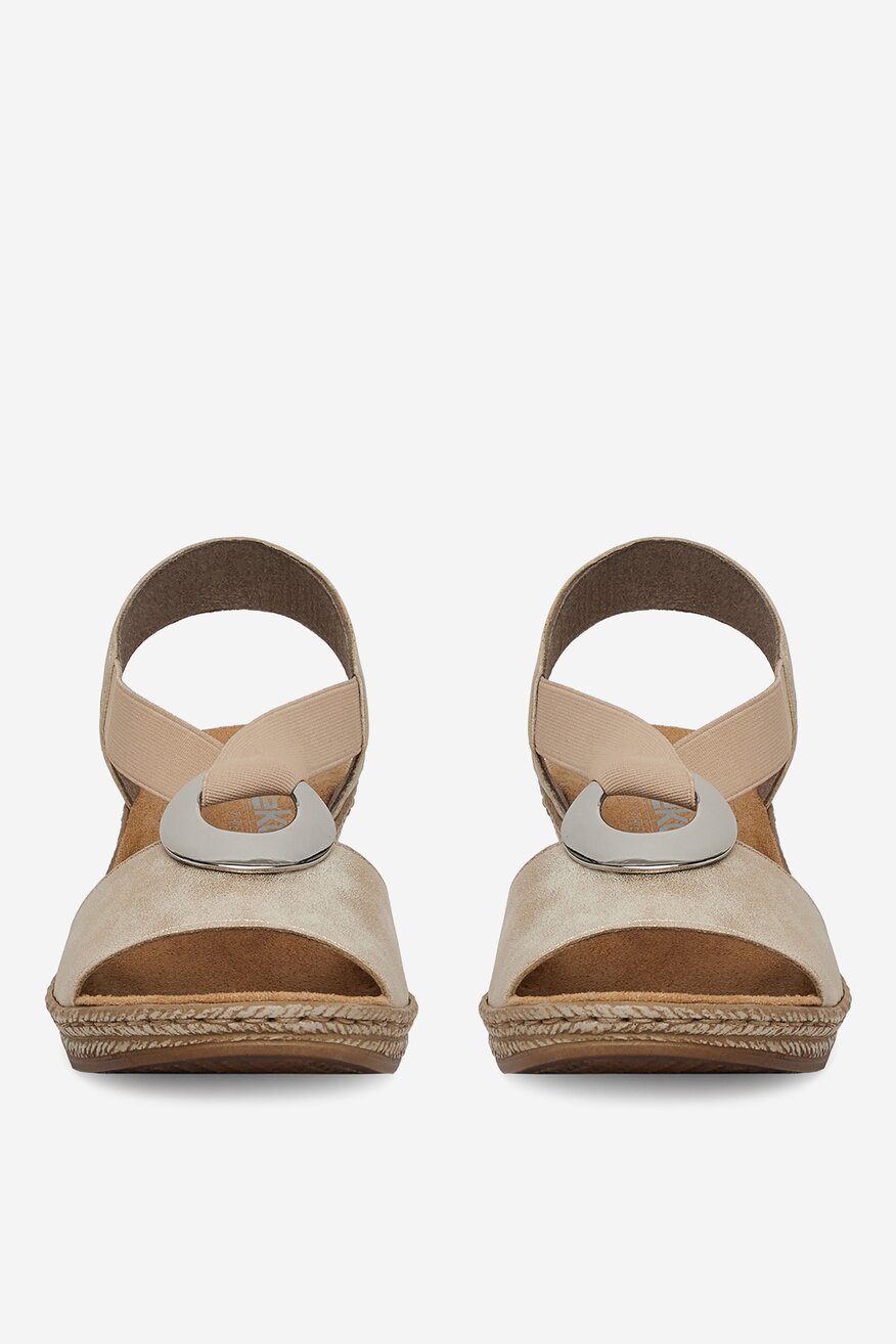 Sandały na koturnie