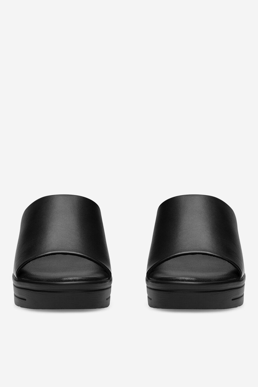 Klapki skórzane na koturnie