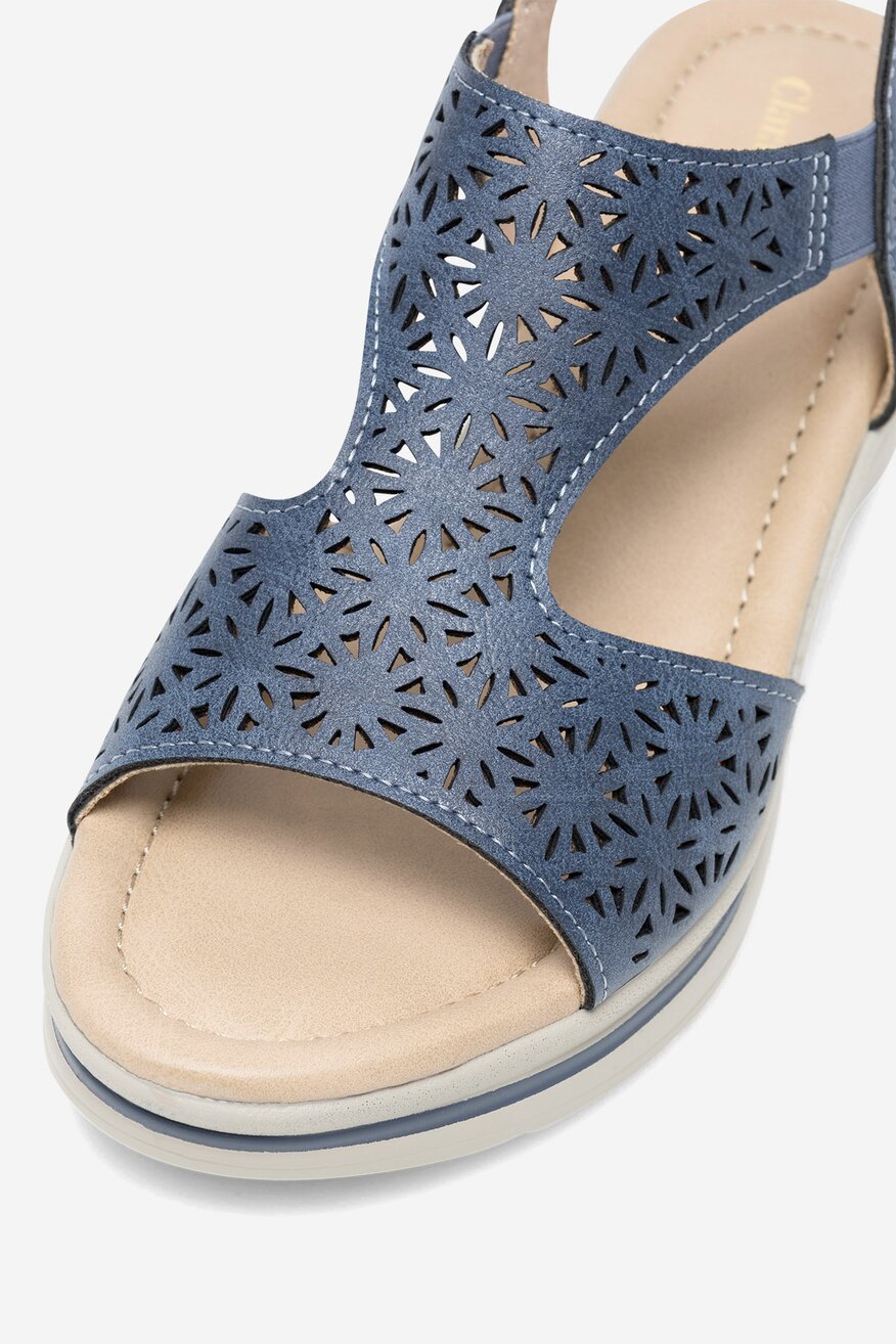 Sandały na koturnie