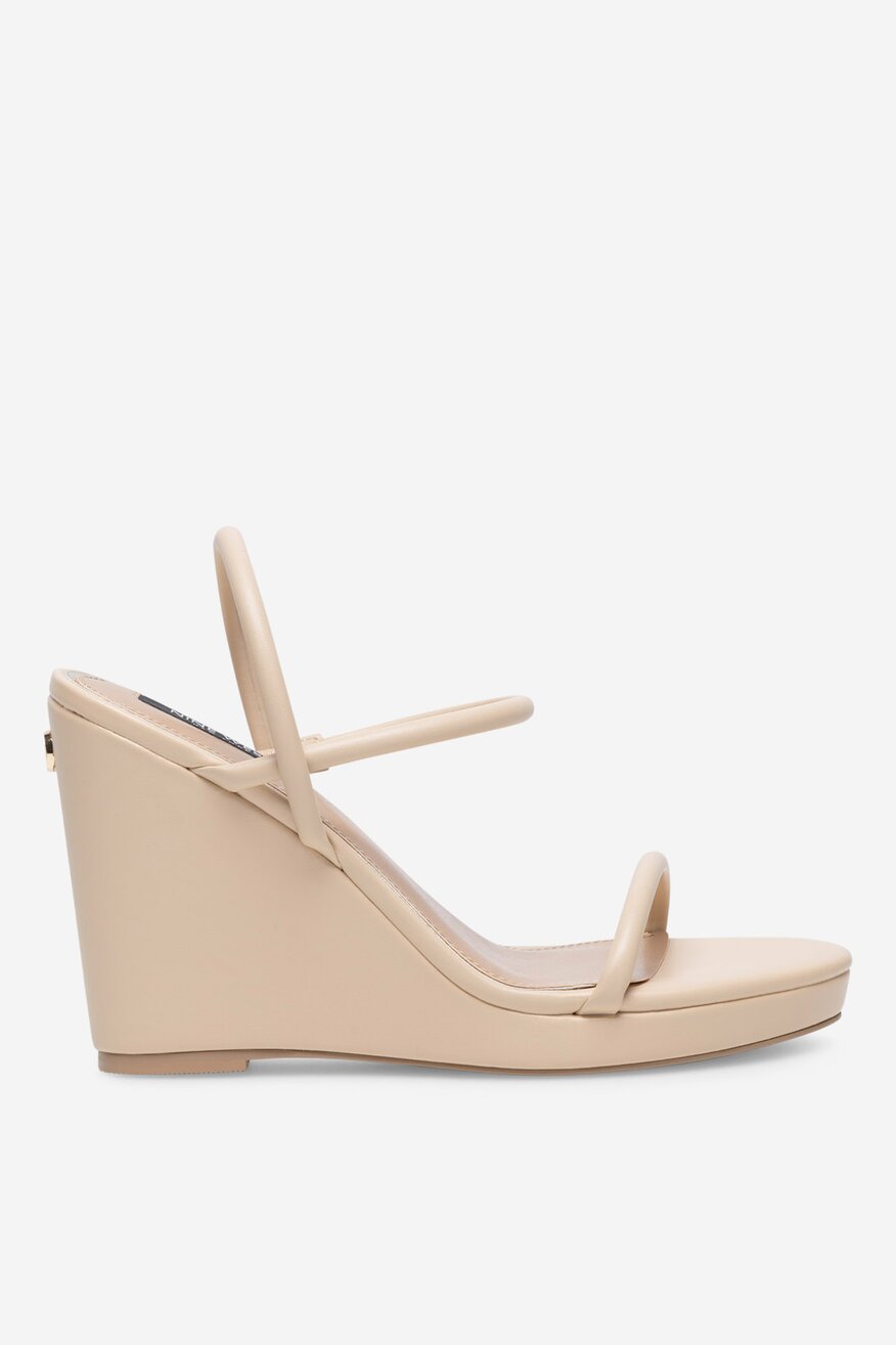 Sandały na koturnie