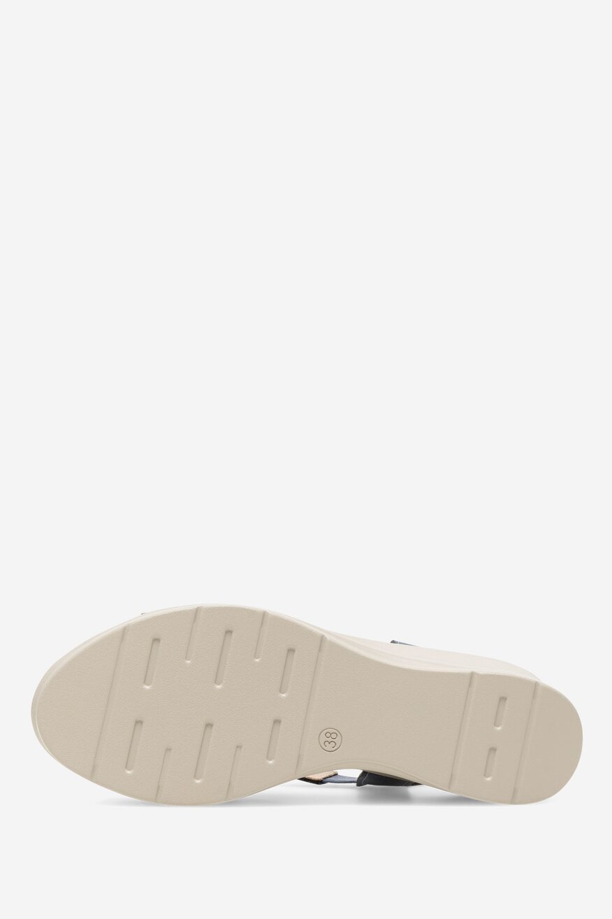 Sandały na koturnie