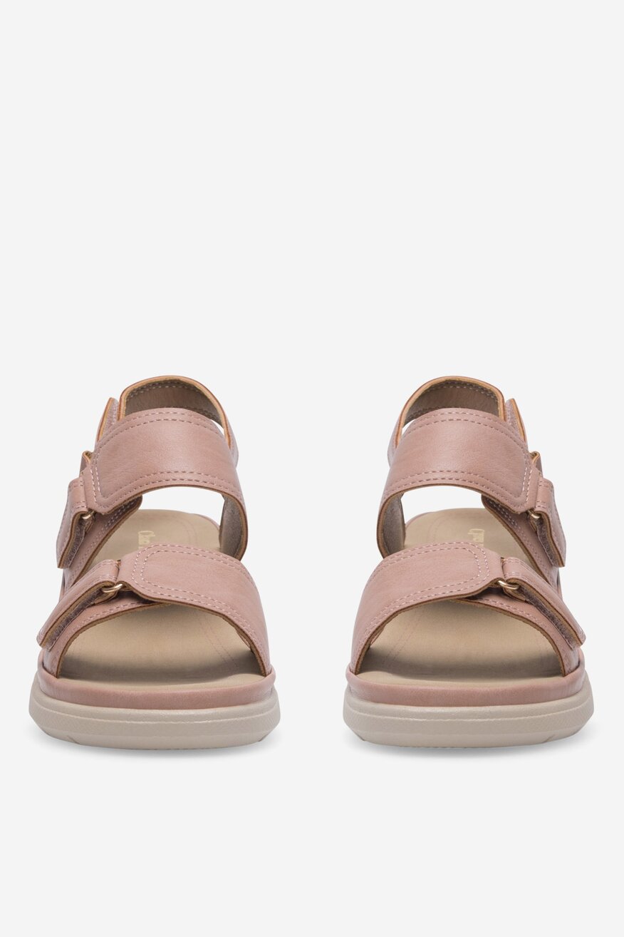 Sandały na koturnie