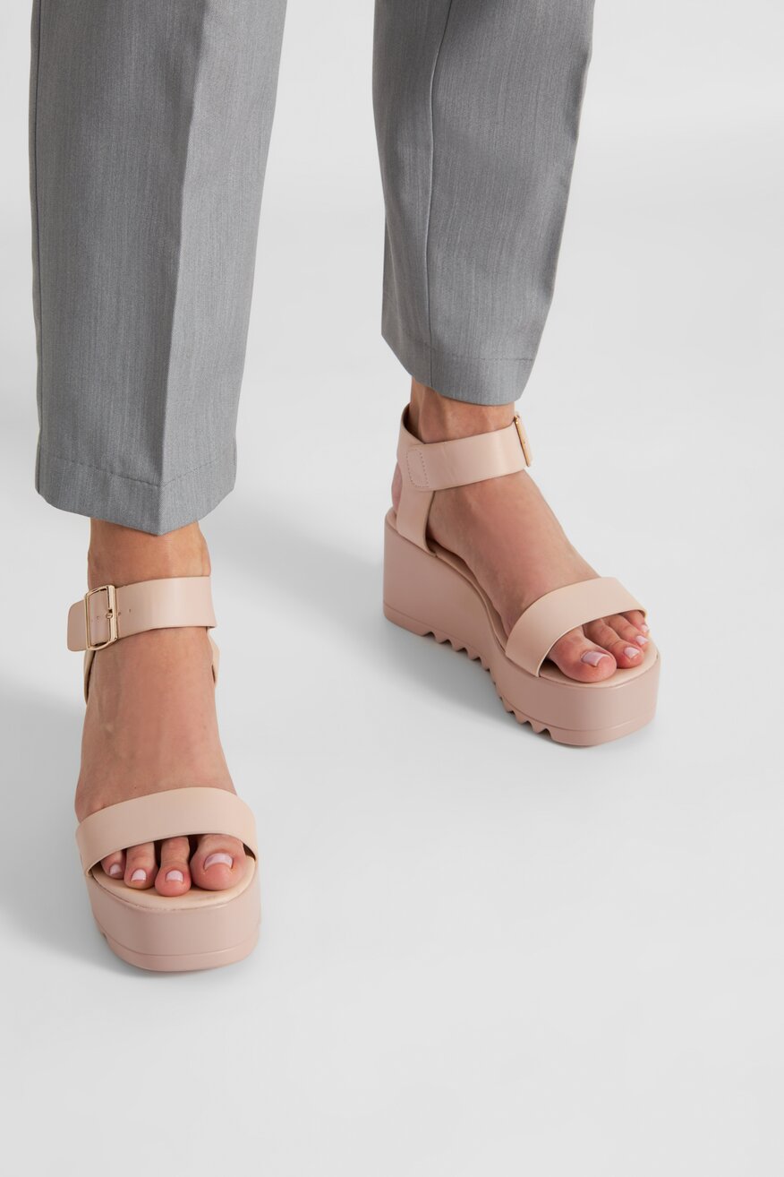 Sandały na platformie