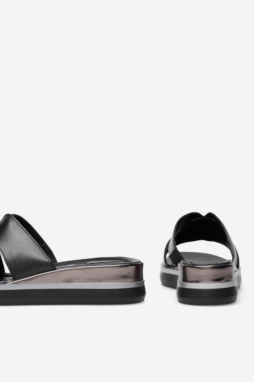 Klapki skórzane na koturnie