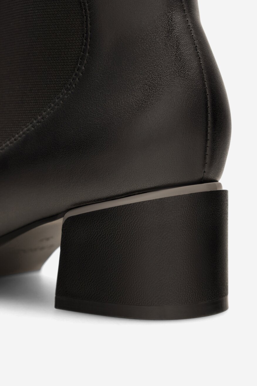 Botki skórzane na słupku