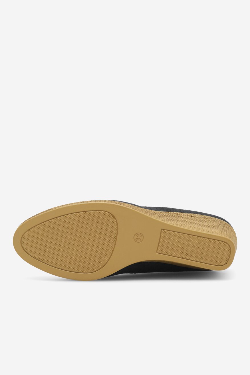 Czółenka na koturnie