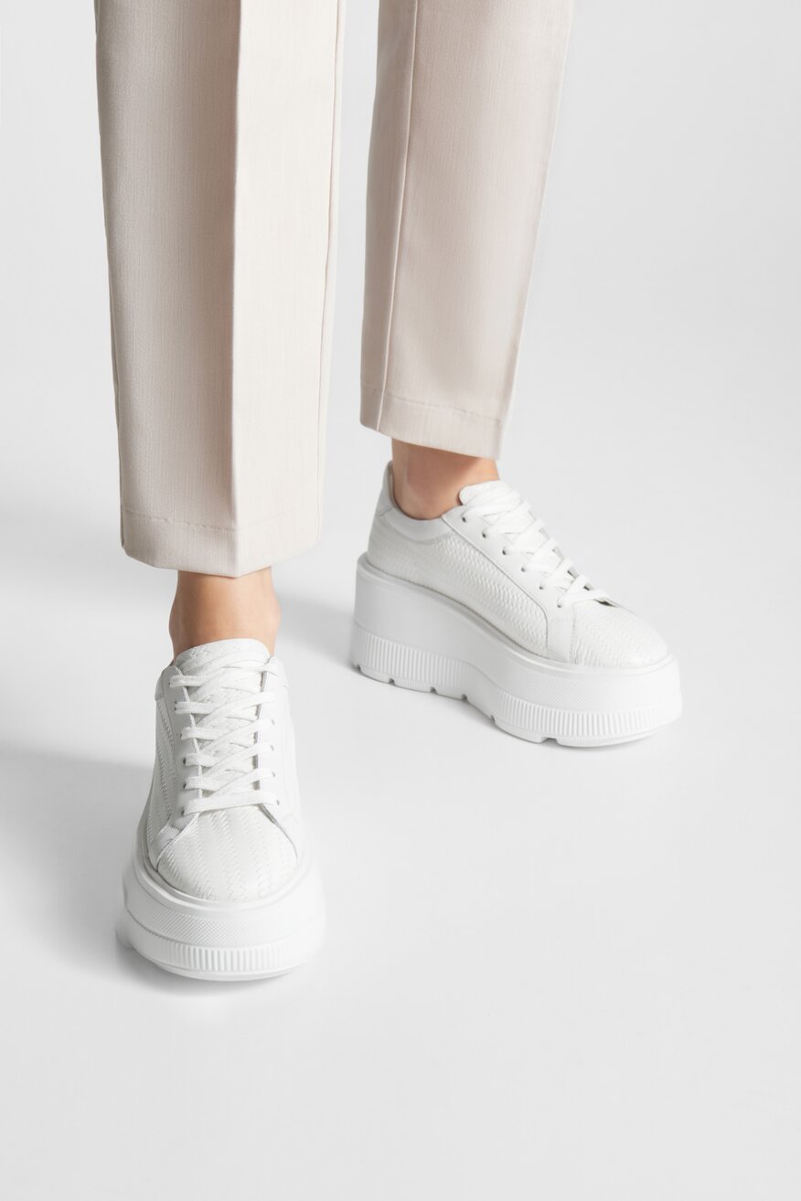 Sneakersy skórzane na platformie